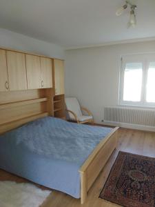 AndauGästehaus Josef Lang的一间卧室配有一张带蓝色毯子的大床