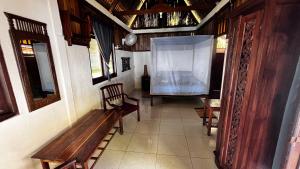 HitokalakHAPPY DIVE RETREAT fka Ankermi Happy Dive的走廊设有木凳和窗户