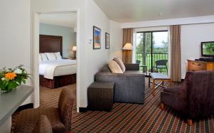 雷德蒙德鹰冠度假村的酒店客房设有床和客厅。