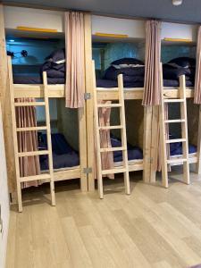 福冈博多1号云共享酒店的客房设有带梯子的四张双层床。
