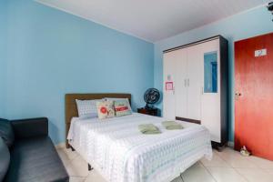 伊克斯雷玛Casa da Cidinha的一间卧室配有一张床和一张黑椅