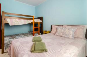 伊克斯雷玛Casa da Cidinha的一间卧室配有一张带两张双层床的床铺。