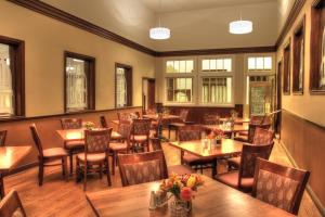 普雷斯科特哈沙扬帕酒店的餐厅设有木桌、椅子和窗户。