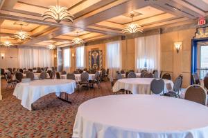 普雷斯科特哈沙扬帕酒店的宴会厅配有白色的桌椅