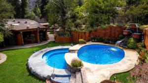 圣何塞德迈波Casa Primal的享有庭院游泳池的顶部景色