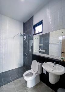 素叻286poolvilla的一间带卫生间和水槽的浴室