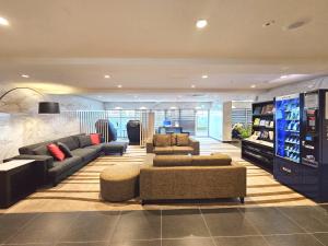 釜山弗莱特普瑞米尔南博酒店的带沙发和电视的大型客厅