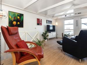 NibeHoliday home Nibe VII的客厅配有椅子、沙发和电视