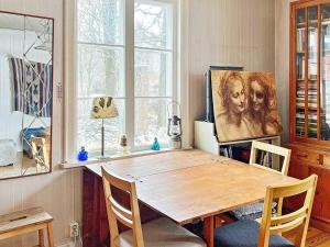 VästerhaningeHoliday home Österhaninge的一张餐桌,配有两把椅子和一幅画