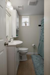 查尔斯顿Ricehope Place的白色的浴室设有水槽和卫生间。