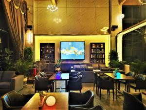 西哈努克Legend Hotel and Resort的餐厅设有桌椅和平面电视。