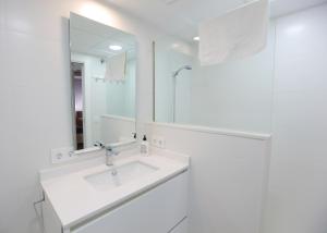 科尔多瓦Albéniz的白色的浴室设有水槽和镜子