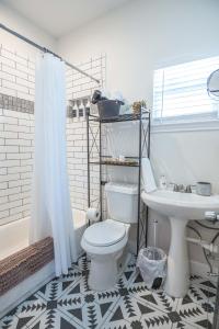 达拉斯Casa Cima的浴室配有白色卫生间和盥洗盆。