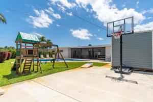 好莱坞Hollywood Paradise Luxury 4BR 3BA Home and Outdoor Fun with Heated Pool的后院的篮球架