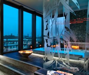 米兰恩特普莱斯设计精品酒店的客房设有窗户,享有城市美景。