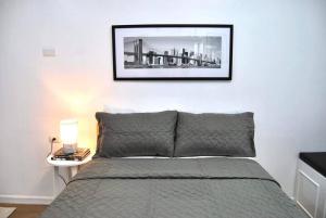 卡加盐德奥罗New York Suite III at Avida Towers Aspira的卧室配有一张挂在墙上的床铺