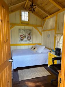 萨波海滩Dreamers Writing Farm, 3 Wooded Acres, Hepworth的一间小卧室,卧室内配有一张床铺