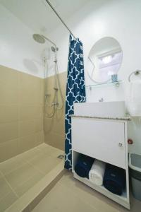 卡加盐德奥罗New York Suite at The Loop at Limketkai的带淋浴和浴帘的浴室