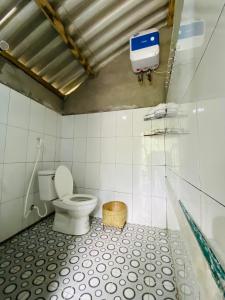 Ye Yen Sun CayA Hòa Homestay的一间带卫生间和墙上饮水机的浴室