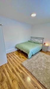 海斯Cozy home in a peaceful area的一间卧室配有一张床,铺有木地板
