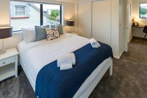 基督城Explore Addington and CBD 1 bed w/carpark的卧室设有一张白色大床和一扇窗户。