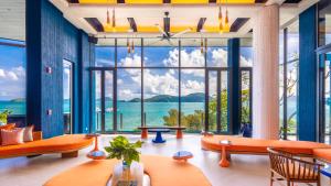 攀瓦海滩Sri Panwa Phuket Luxury Pool Villa Hotel - SHA Plus的客房设有海景大窗户。