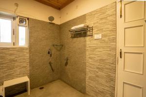斯利那加StayVista at Waterside Estate的带淋浴、卫生间和门的浴室
