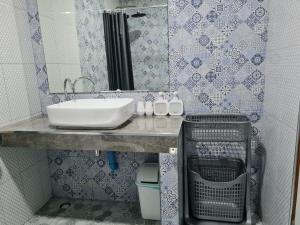 合艾The Greenergy - NO ELEVATOR的一间带水槽和镜子的浴室