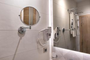 普罗夫迪夫City Park INN - Art Studio的一间带镜子和水槽的浴室