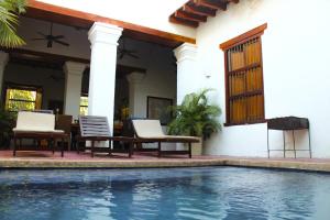 圣玛尔塔Casa Gaitana - Alma Hotels的房屋前有游泳池的房子