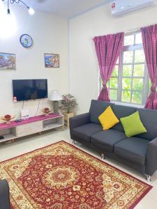 Kampong Alor GajahHomestay Zalida D Musleem的带沙发和电视的客厅