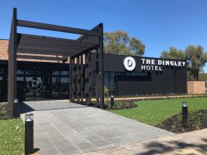 丁利The Dingley Hotel的一座带标志的建筑,为迪克利酒店