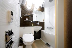 京都Travelodge Kyoto Shijo Kawaramachi的浴室配有白色卫生间和盥洗盆。