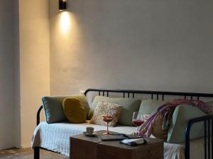 托斯科拉诺-马德尔诺Casa Lume的客厅配有沙发和桌子