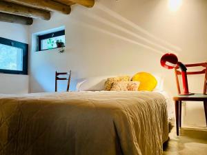托斯科拉诺-马德尔诺Casa Lume的一间卧室配有一张床和一张带台灯的桌子