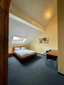 阿劳巴朗苏尔酒店的一间卧室配有一张床、一张书桌和一个窗户。