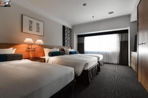东京东京新大谷酒店花园塔酒店的酒店客房设有两张床和窗户。