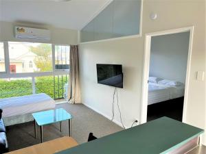 奥克兰兰夫利长荣汽车旅馆 的客房设有两张床、一张桌子和一台电视机。