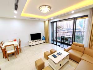 河内Linh Homestay的带沙发和电视的客厅