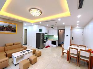 河内Linh Homestay的客厅配有沙发和桌子