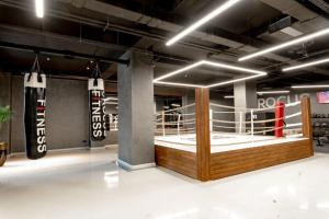 巴库Sabah Residance的一个带拳击手套的拳击环的房间