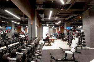 巴库Sabah Residance的健身房设有一排椅子和机器