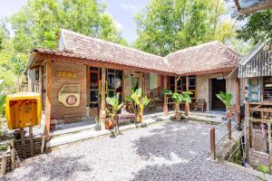 JarakanOmah Dhalang, Ethnic Java House with Nature View的一座树木林立的小木房子