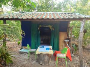 帕克拉Jungle Tent 3x3, Latino Glamping & Tours, Paquera的小屋前方设有桌椅