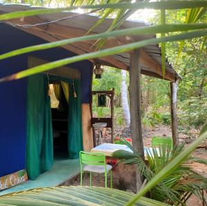 帕克拉Jungle Tent 3x3, Latino Glamping & Tours, Paquera的树林中的房屋,配有桌椅