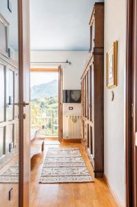 UrzuleiB&B Su Biancu - Sardinian Experience的走廊设有通往客厅的门