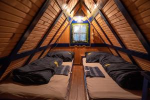 RudnoBrvnara Orlovo Gnezdo的一个小帐篷内带两张床的房间