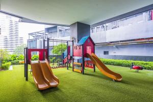 吉隆坡Star Residences KLCC的一座带滑梯的建筑中的游乐场