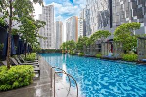 吉隆坡Star Residences KLCC的一座位于城市的游泳池,有高大的建筑