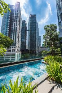 吉隆坡Star Residences KLCC的一座位于高楼城市的游泳池